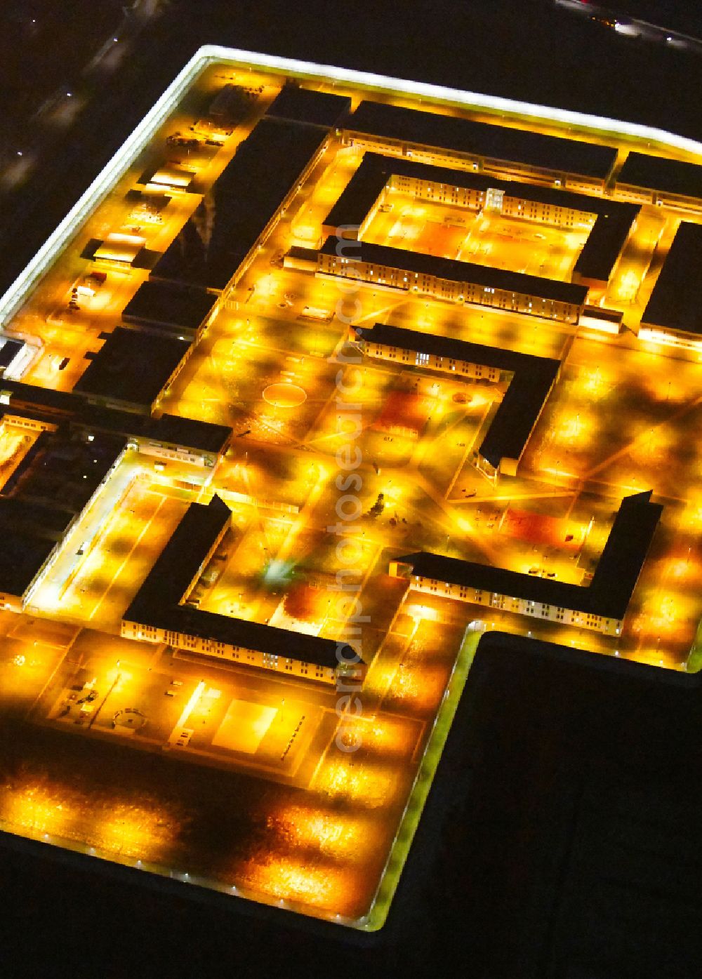 Aerial image at night Hamburg - Night lighting prison grounds and high security fence Prison Justizvollzugsanstalt Billwerder on Dweerlandweg in the district Billwerder in Hamburg, Germany