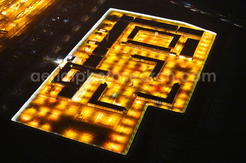 Hamburg at night from the bird perspective: Night lighting prison grounds and high security fence Prison Justizvollzugsanstalt Billwerder on Dweerlandweg in the district Billwerder in Hamburg, Germany