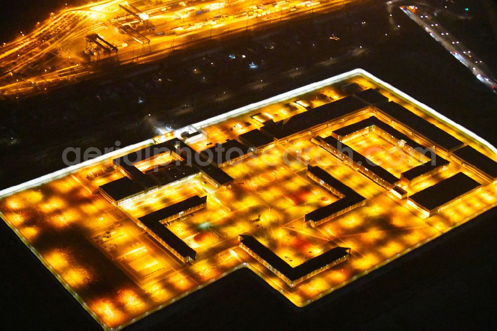 Aerial photograph at night Hamburg - Night lighting prison grounds and high security fence Prison Justizvollzugsanstalt Billwerder on Dweerlandweg in the district Billwerder in Hamburg, Germany