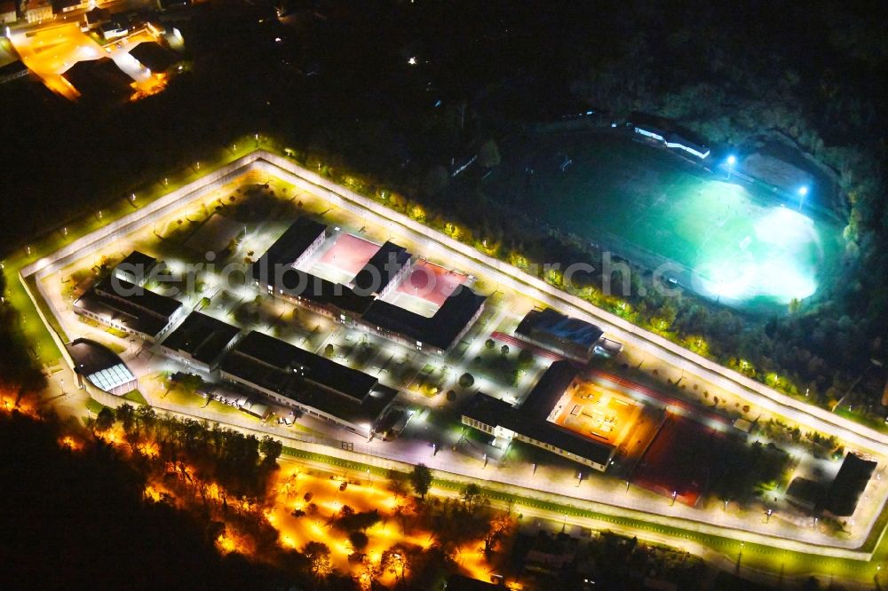 Wriezen at night from the bird perspective: Night lighting prison grounds and high security fence Prison Justizvollzugsanstalt Nord-Brandenburg Teilanstalt Wriezen on street Schulzendorfer Strasse in the district Luedersdorf in Wriezen in the state Brandenburg, Germany