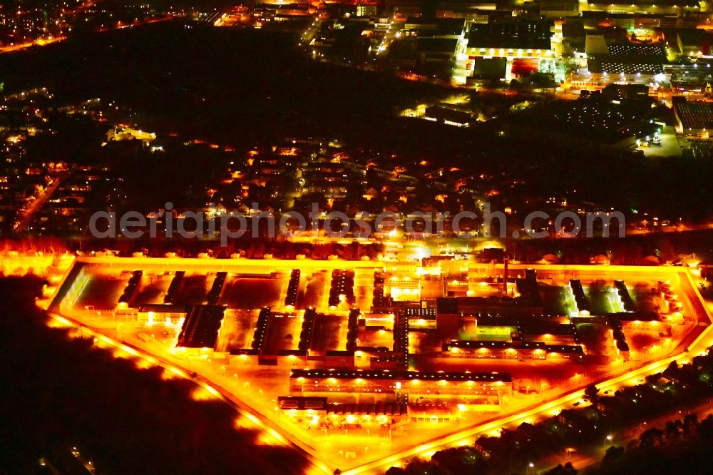 Aerial photograph at night Köln - Night lighting prison grounds and high security fence Prison on Rochusstrasse in the district Ossendorf in Cologne in the state North Rhine-Westphalia, Germany