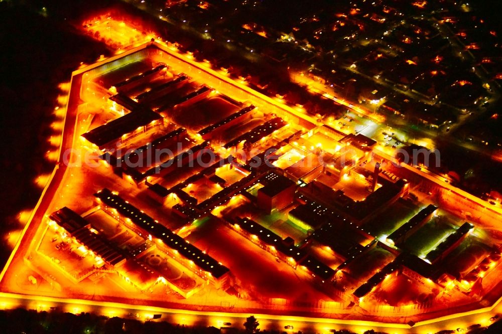 Köln at night from the bird perspective: Night lighting prison grounds and high security fence Prison on Rochusstrasse in the district Ossendorf in Cologne in the state North Rhine-Westphalia, Germany