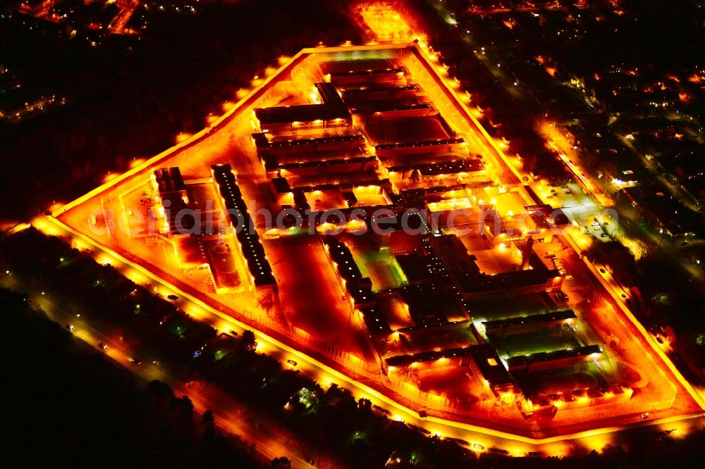 Aerial photograph at night Köln - Night lighting prison grounds and high security fence Prison on Rochusstrasse in the district Ossendorf in Cologne in the state North Rhine-Westphalia, Germany