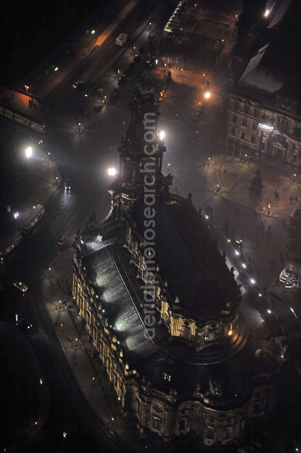 Aerial image at night Dresden - Nachtaufnahme der Katholischen Hofkirche (seit 1980 Kathedrale Sanctissimae Trinitatis) in der Altstadt. Die im 2. Weltkrieg zerstörte Kirche wurde bis 1965 wieder aufgebaut. Night Shot of the Catholic Court of the Royal Court of Saxony.