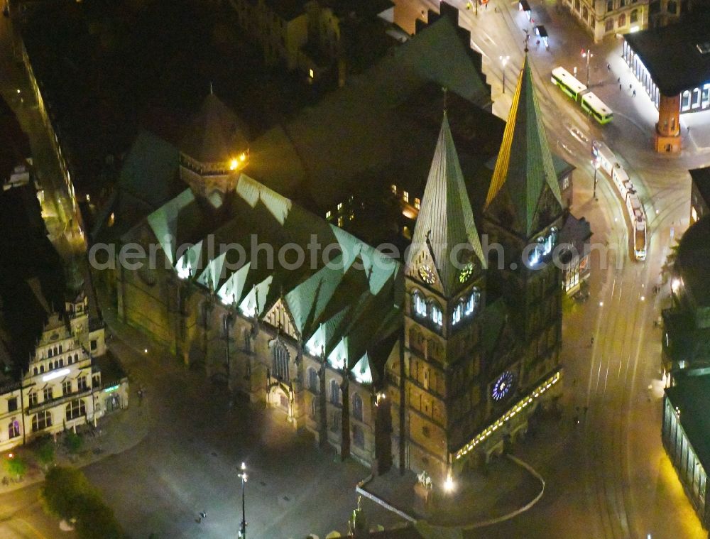 Bremen at night from the bird perspective: Night lighting Church building of the cathedral in the old town in the district Mitte in Bremen, Germany