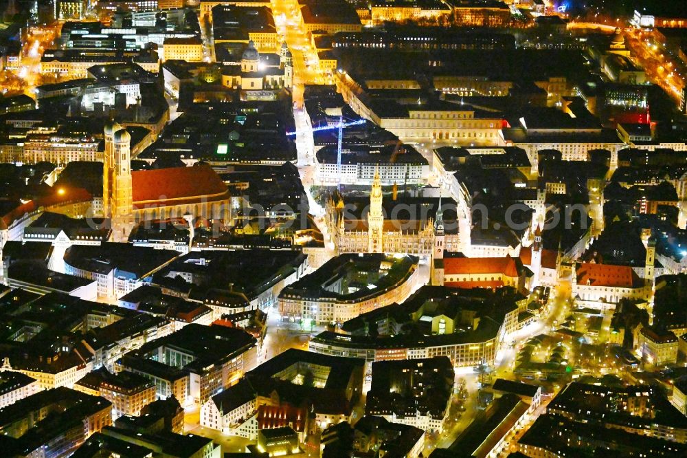 Aerial photograph at night München - Night lighting church building Frauenkirche - Peterskirche - Heilig Geist in the district Altstadt in Munich in the state Bavaria, Germany