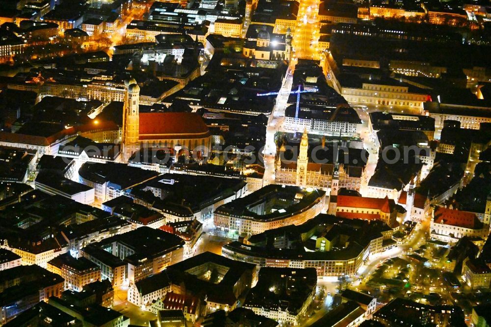 Aerial image at night München - Night lighting church building Frauenkirche - Peterskirche - Heilig Geist in the district Altstadt in Munich in the state Bavaria, Germany