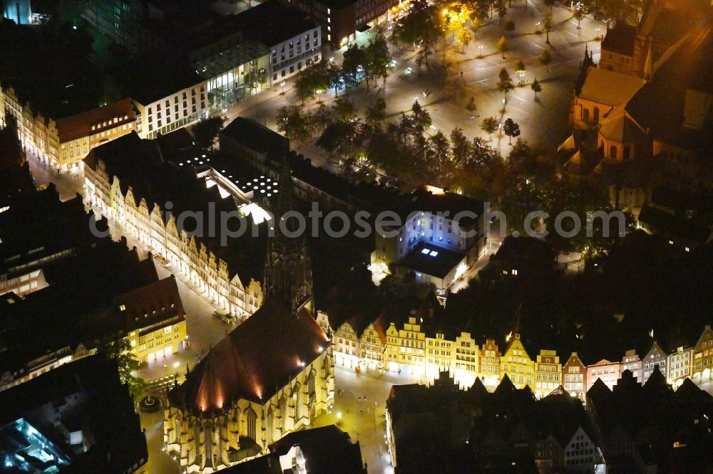 Münster at night from the bird perspective: Night lighting Church building in St. Lonberti-Kirche on Place Lambertikirchplatz on Old Town- center of downtown in Muenster in the state North Rhine-Westphalia, Germany