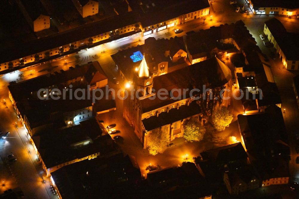 Beeskow at night from the bird perspective: Night lighting Church building St. Marienkirche in Beeskow in the state Brandenburg, Germany