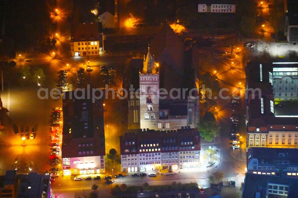 Aerial photograph at night Frankfurt (Oder) - Night lighting Church building Oberkirche St. Marien in Frankfurt (Oder) in the state Brandenburg, Germany