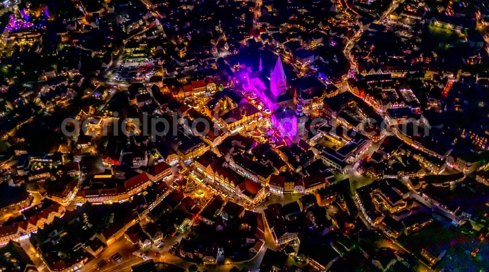 Soest at night from the bird perspective: Night lighting church building in St. Patrokli- Dom and St. Petri (Alde Kerke) Old Town- center of downtown in Soest in the state North Rhine-Westphalia, Germany