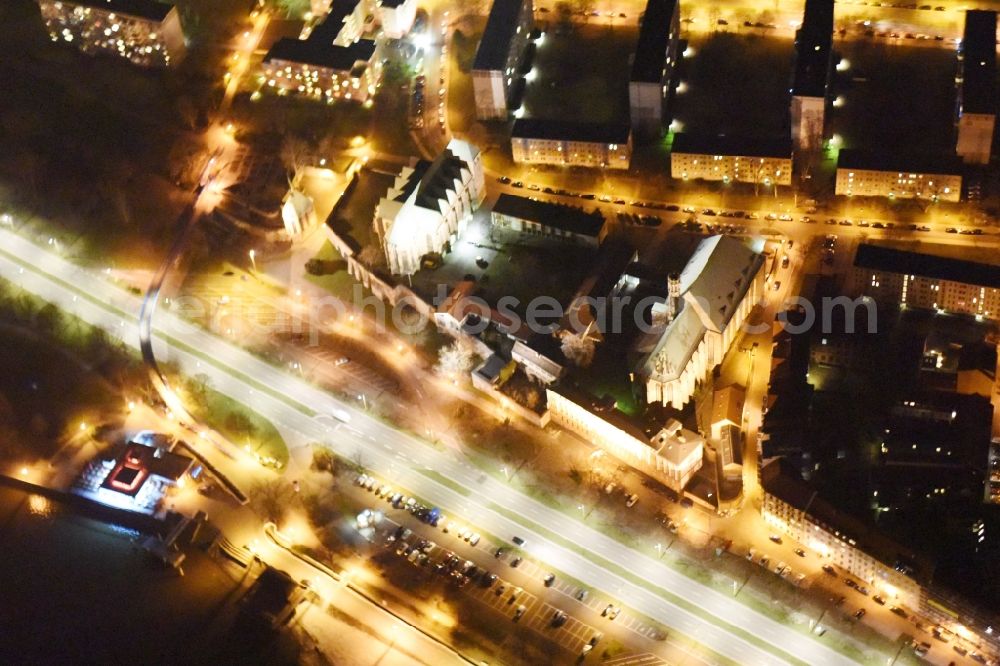 Aerial photograph at night Magdeburg - Night lighting Church building Petrikirche Magdeburg Neustaedter Strasse and Wallonerkirche on Wallonerberg in the district Altstadt in Magdeburg in the state Saxony-Anhalt