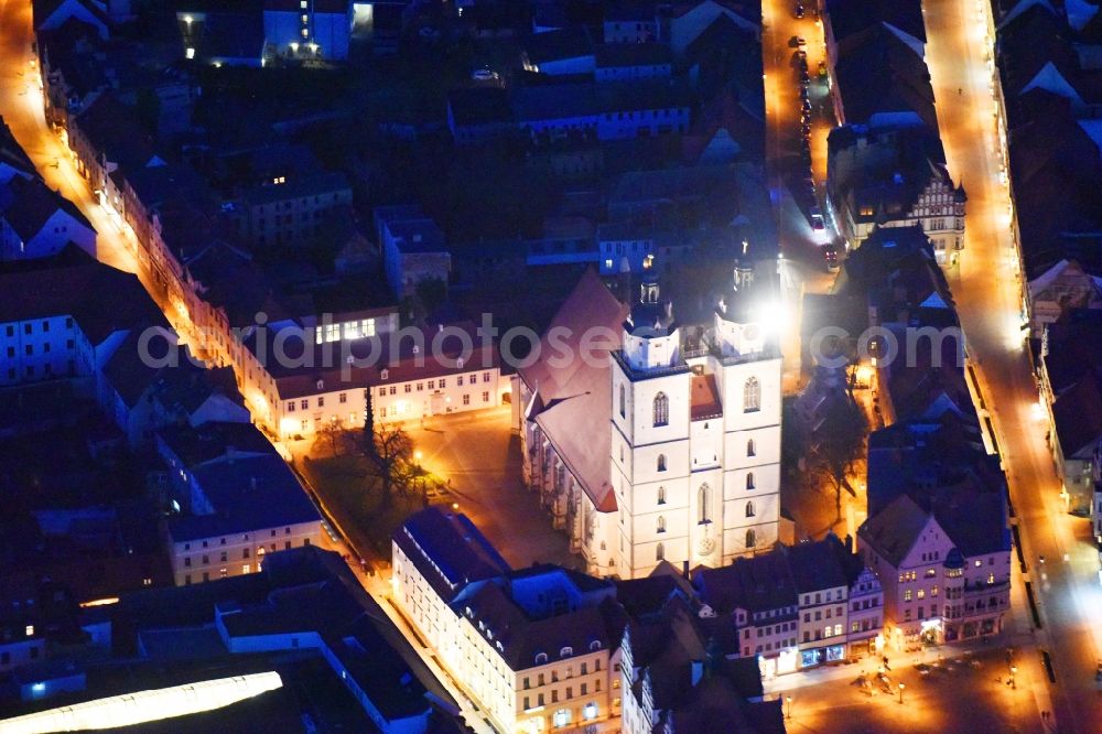 Lutherstadt Wittenberg at night from the bird perspective: Night lighting Church building Stadtkirche Sankt Marien Flaeming/Sachsen-Anhalt on Kirchplatz in Lutherstadt Wittenberg in the state Saxony-Anhalt