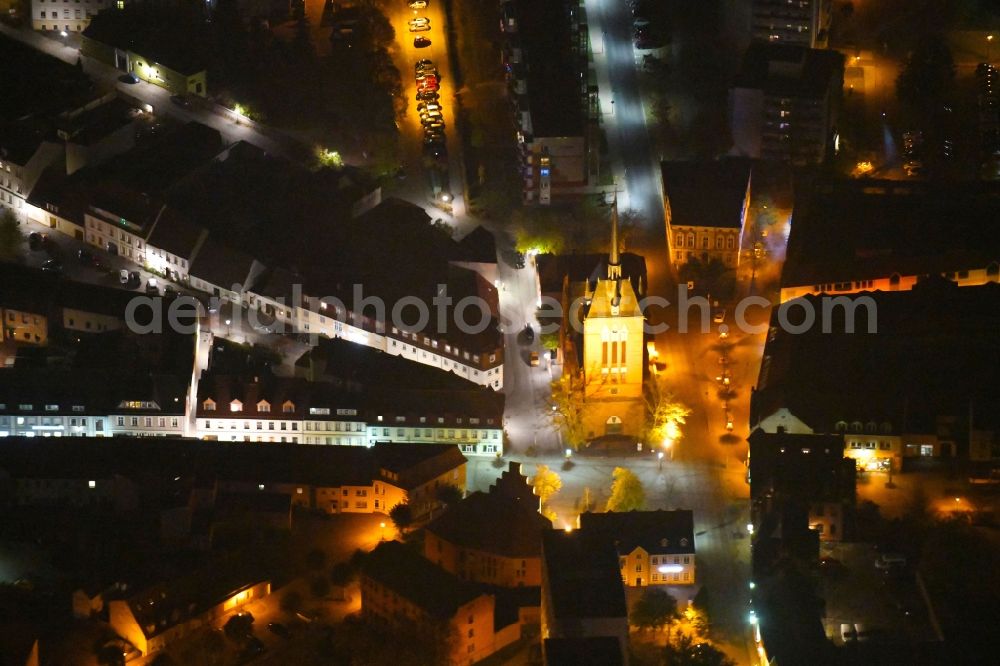 Aerial photograph at night Schwedt/Oder - Night lighting Church building on Vierradener Platz - Vierradener Strasse in Schwedt/Oder in the state Brandenburg, Germany