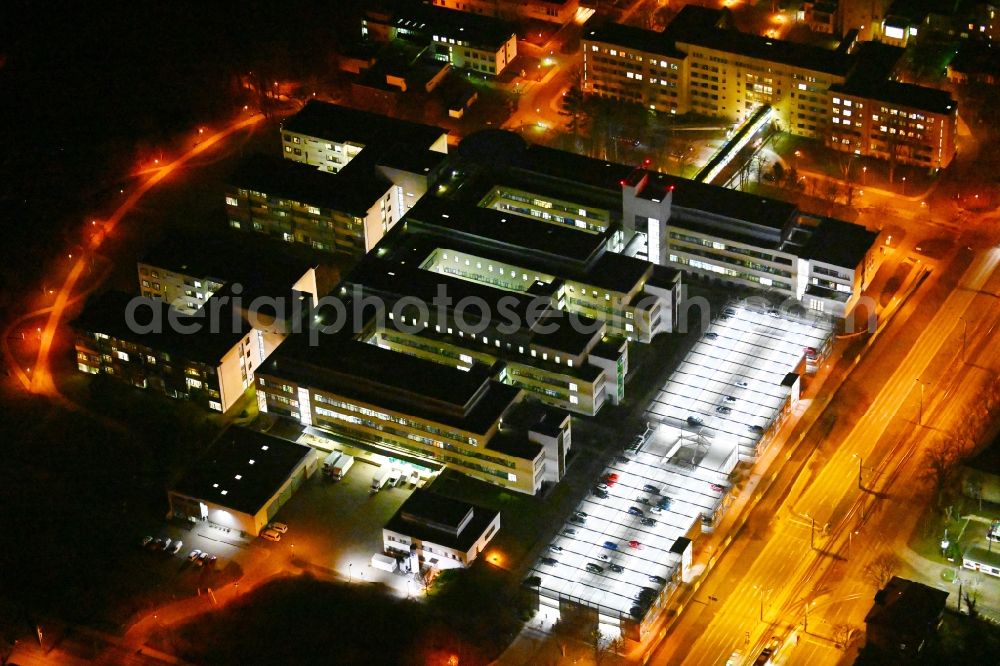 Erfurt at night from the bird perspective: Night lighting hospital grounds of the Clinic Helios Klinikum Erfurt in the district Andreasvorstadt in Erfurt in the state Thuringia, Germany