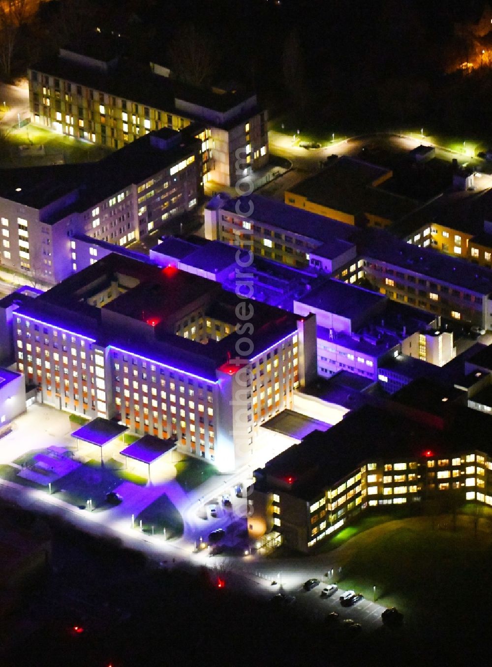 Magdeburg at night from above - Night lighting Hospital grounds of the Clinic Klinikum Magdeburg an der Birkenallee in the district Neu Olvenstedt in Magdeburg in the state Saxony-Anhalt