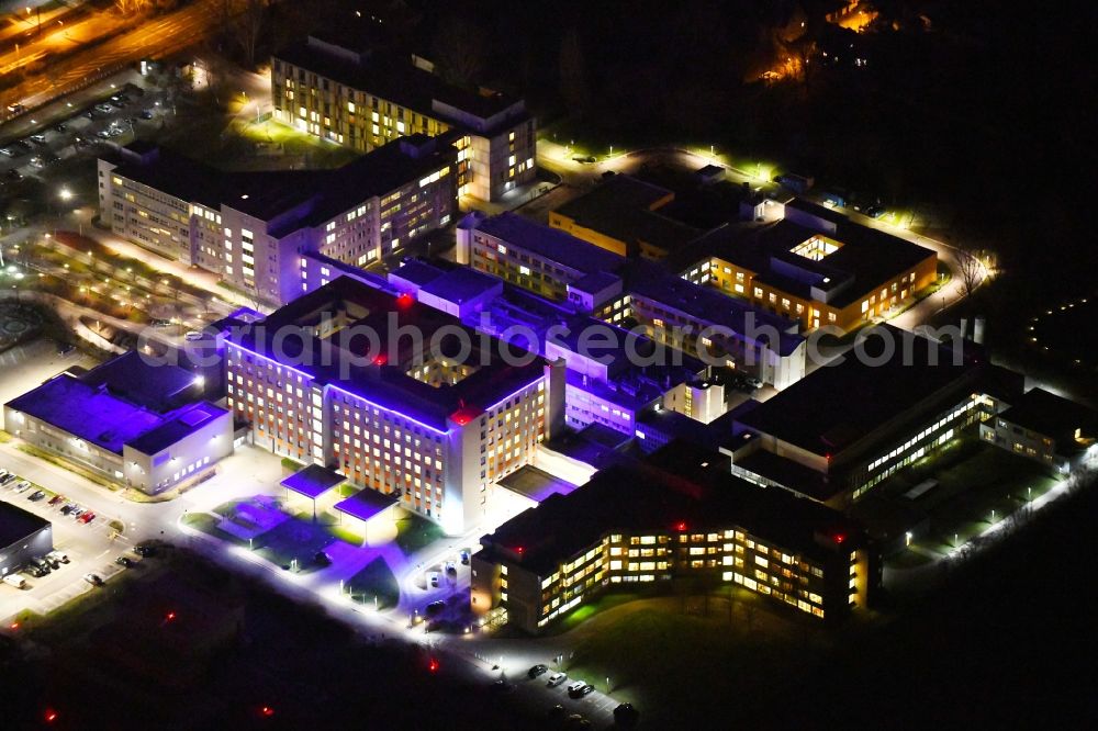 Magdeburg at night from the bird perspective: Night lighting Hospital grounds of the Clinic Klinikum Magdeburg an der Birkenallee in the district Neu Olvenstedt in Magdeburg in the state Saxony-Anhalt