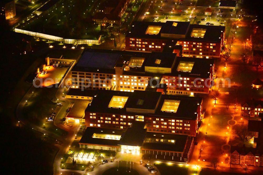 Aerial photograph at night Berlin - Night lighting hospital grounds of the Clinic Helios Klinikum Berlin-Buch on Schwanebecker Chaussee in the district Buch in Berlin, Germany