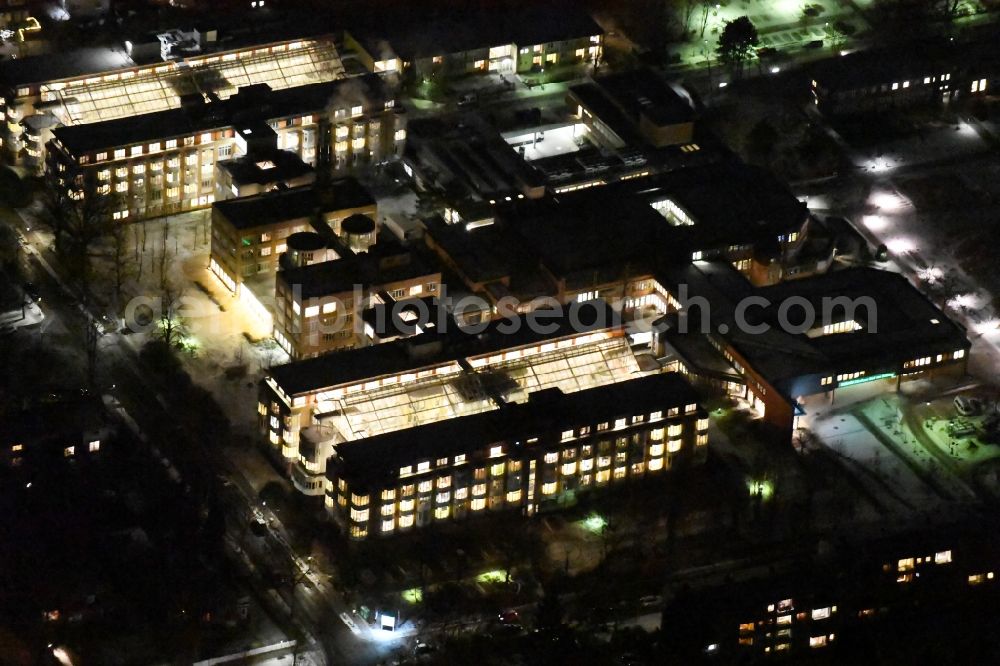 Aerial image at night Berlin - Night view hospital grounds of the Clinic HELIOS Klinikum Emil von Behring Berlin-Zehlendorf in the district Zehlendorf in Berlin