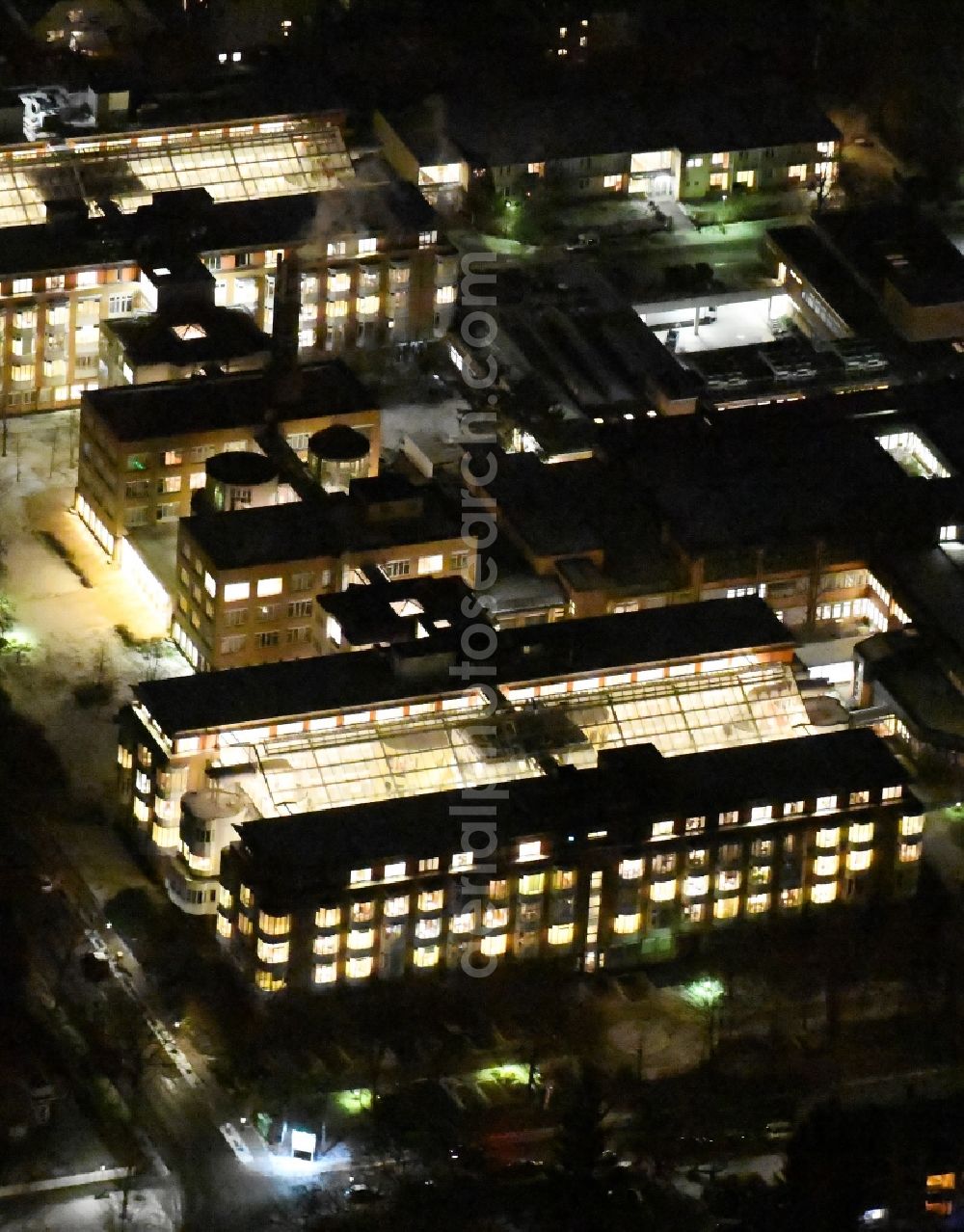 Berlin at night from above - Night view hospital grounds of the Clinic HELIOS Klinikum Emil von Behring Berlin-Zehlendorf in the district Zehlendorf in Berlin