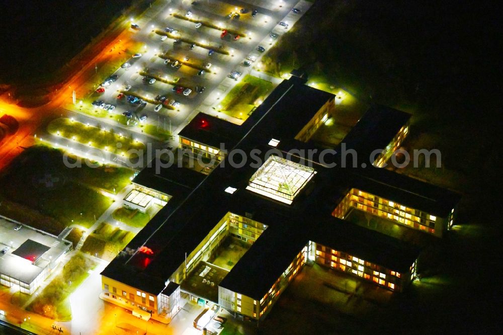 Gotha at night from the bird perspective: Night lighting Hospital grounds of the Clinic HELIOS Klinikum Gotha on Heliosstrasse in Gotha in the state Thuringia, Germany