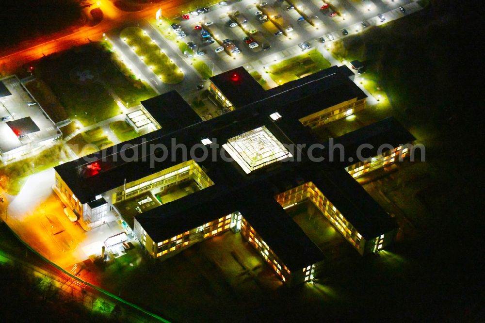 Aerial photograph at night Gotha - Night lighting Hospital grounds of the Clinic HELIOS Klinikum Gotha on Heliosstrasse in Gotha in the state Thuringia, Germany