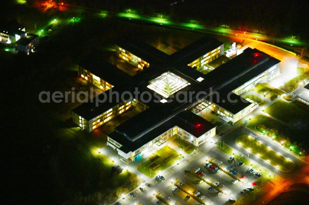 Aerial image at night Gotha - Night lighting Hospital grounds of the Clinic HELIOS Klinikum Gotha on Heliosstrasse in Gotha in the state Thuringia, Germany