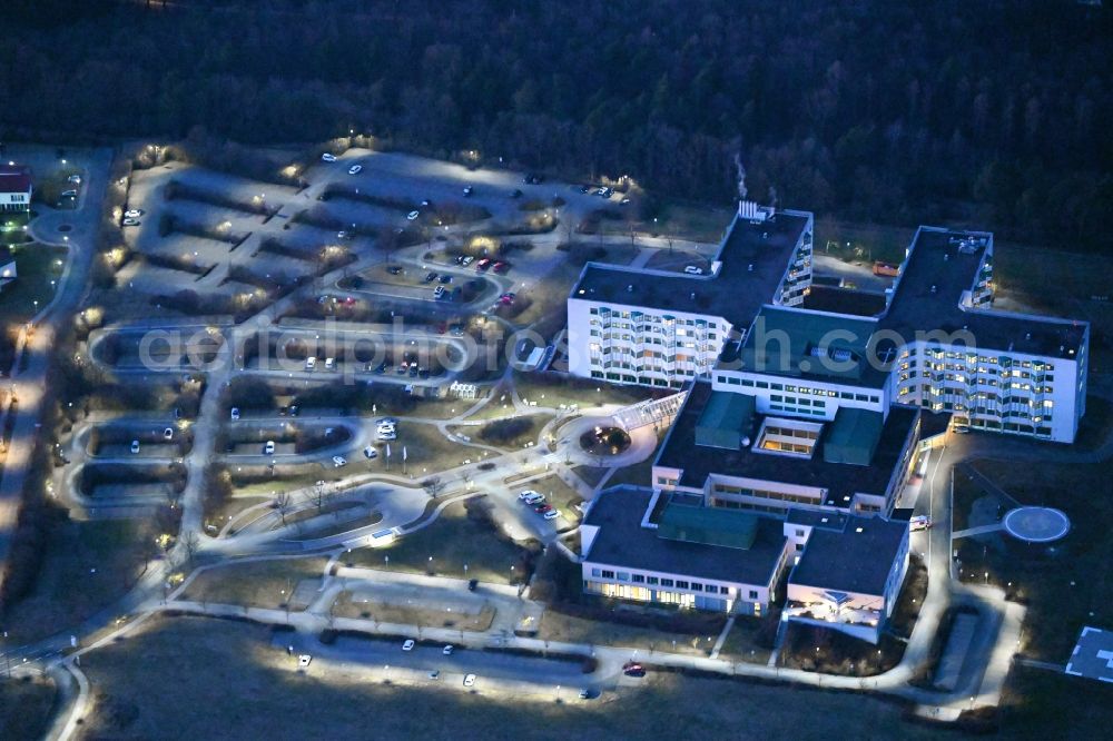 Meiningen at night from the bird perspective: Night lighting hospital grounds of the Clinic HELIOS Klinikum in the district Dreissigacker on street Bergstrasse in Meiningen in the state Thuringia, Germany