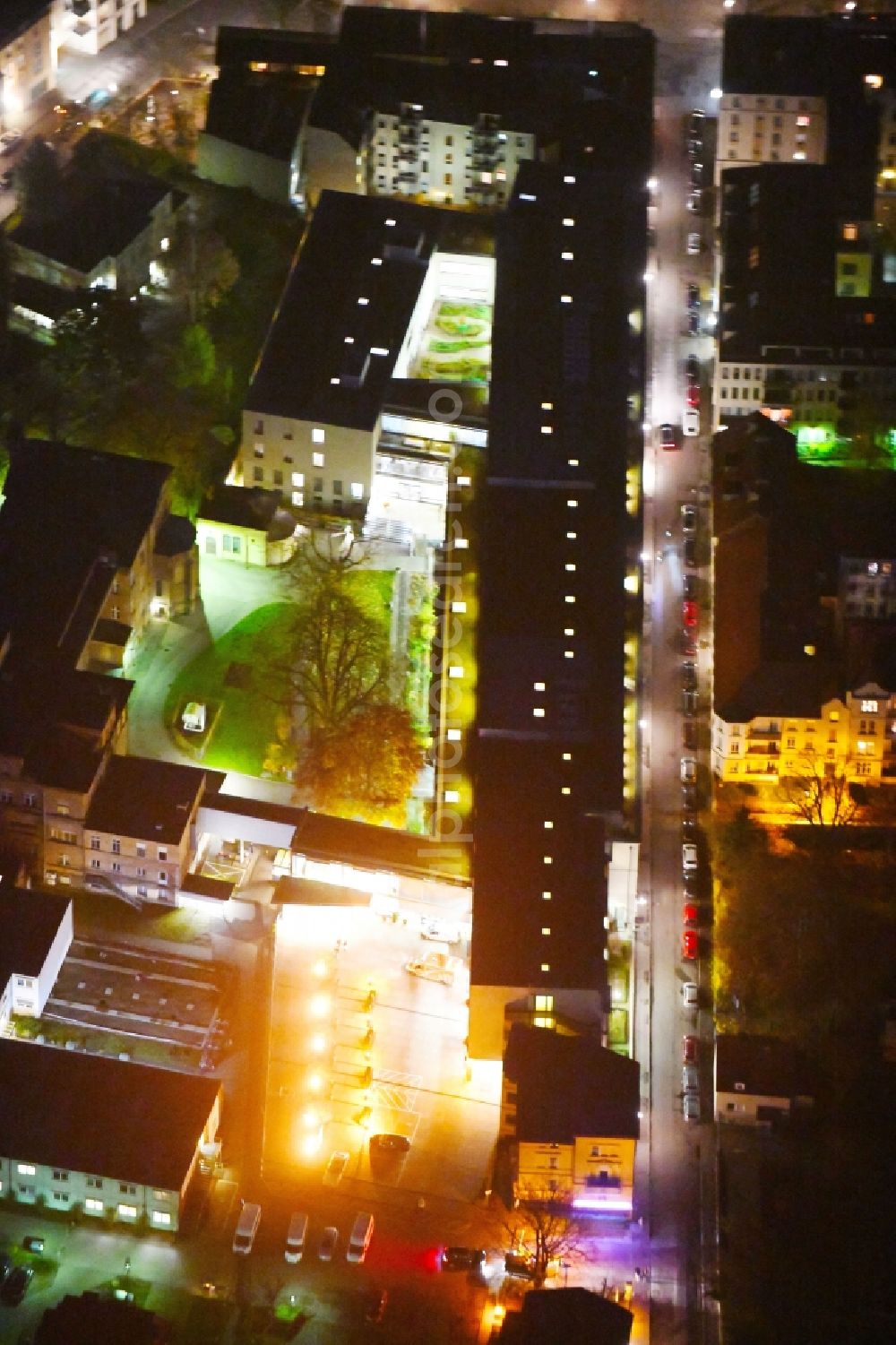 Potsdam at night from the bird perspective: Night lighting Hospital grounds of the Clinic St. Josefs-Krankenhaus on Zimmerstrasse in the district Westliche Vorstadt in Potsdam in the state Brandenburg, Germany