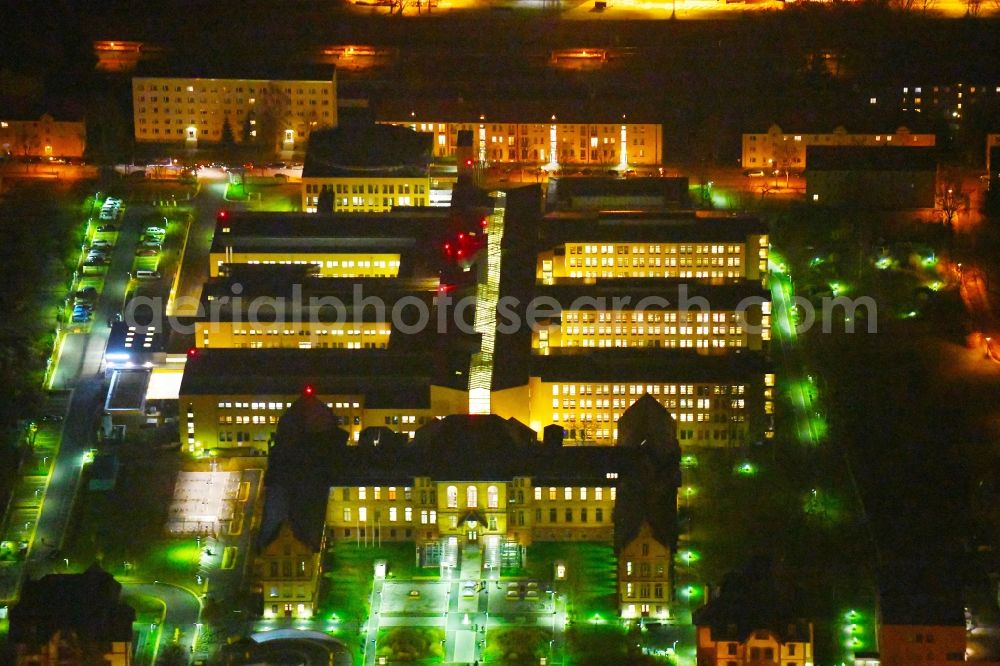 Halle (Saale) at night from above - Night lighting Hospital grounds of the Clinic BG Klinikum Bergmannstrost Halle on Merseburger Strasse in Halle (Saale) in the state Saxony-Anhalt, Germany