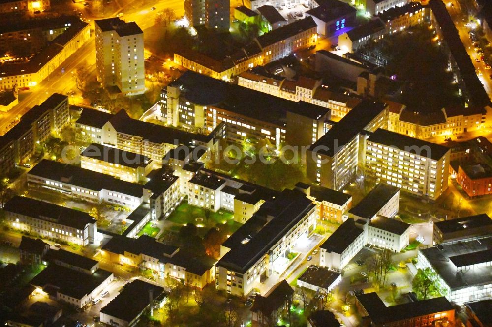 Aerial photograph at night Potsdam - Night lighting Hospital grounds of the Clinic Klinikum Ernst von Bergmann GmbH on Gutenbergstrasse in the district Innenstadt in Potsdam in the state Brandenburg, Germany