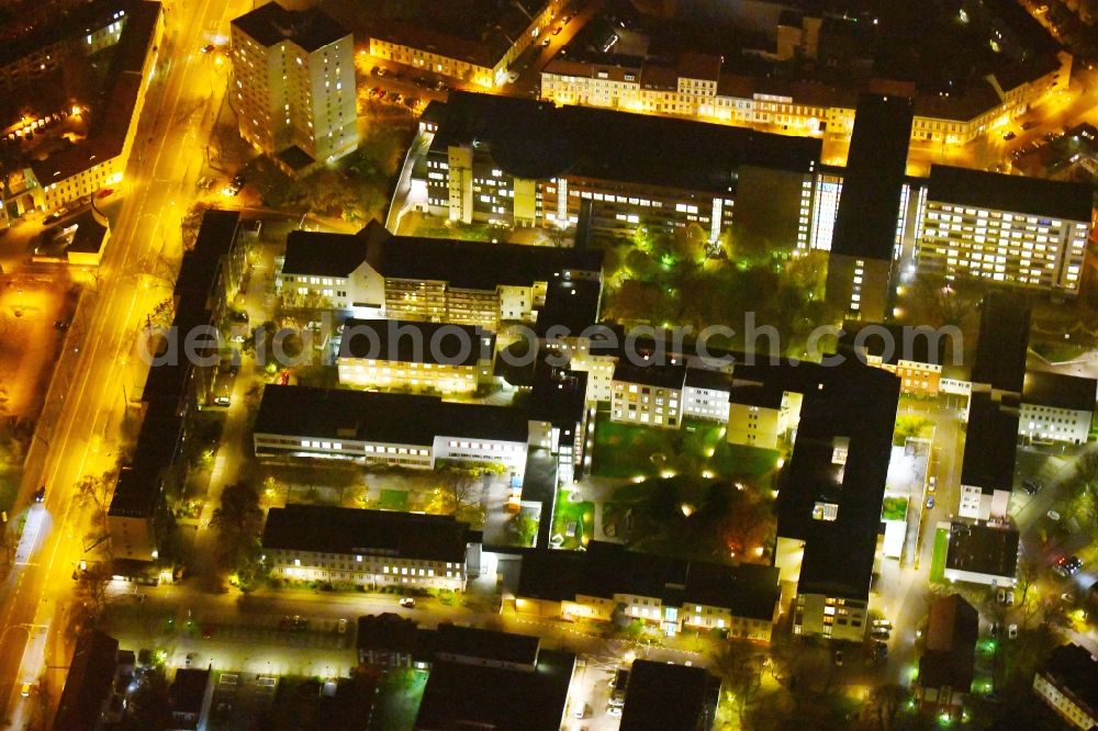 Aerial photograph at night Potsdam - Night lighting Hospital grounds of the Clinic Klinikum Ernst von Bergmann GmbH on Gutenbergstrasse in the district Innenstadt in Potsdam in the state Brandenburg, Germany