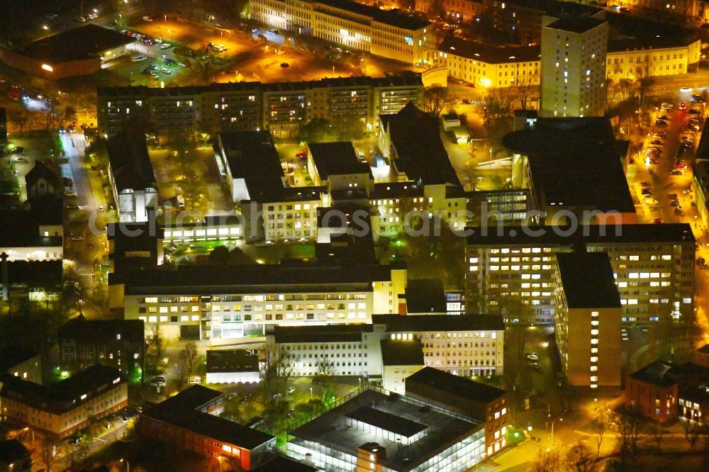 Potsdam at night from the bird perspective: Night lighting Hospital grounds of the Clinic Klinikum Ernst von Bergmann GmbH on Gutenbergstrasse in the district Innenstadt in Potsdam in the state Brandenburg, Germany