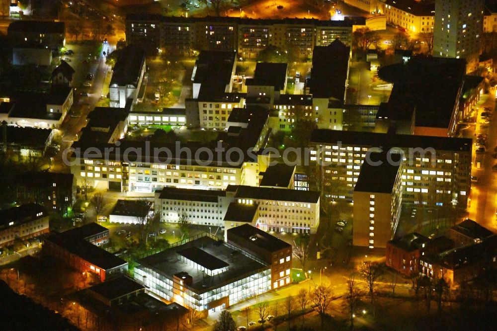 Aerial photograph at night Potsdam - Night lighting Hospital grounds of the Clinic Klinikum Ernst von Bergmann GmbH on Gutenbergstrasse in the district Innenstadt in Potsdam in the state Brandenburg, Germany