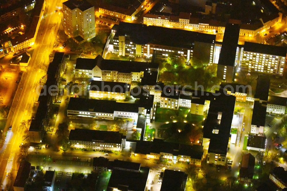 Potsdam at night from the bird perspective: Night lighting Hospital grounds of the Clinic Klinikum Ernst von Bergmann GmbH on Gutenbergstrasse in the district Innenstadt in Potsdam in the state Brandenburg, Germany