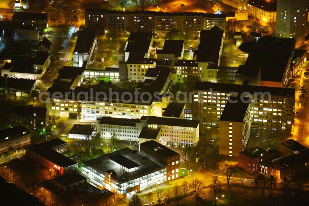 Aerial photograph at night Potsdam - Night lighting Hospital grounds of the Clinic Klinikum Ernst von Bergmann GmbH on Gutenbergstrasse in the district Innenstadt in Potsdam in the state Brandenburg, Germany