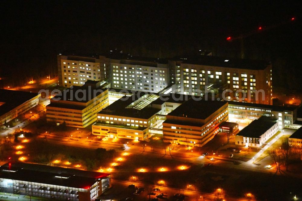 Aerial image at night Frankfurt (Oder) - Night lighting Hospital grounds of the Clinic Klinikum Frankfurt (Oder) on Muellroser Chaussee in the district Markendorf in Frankfurt (Oder) in the state Brandenburg, Germany