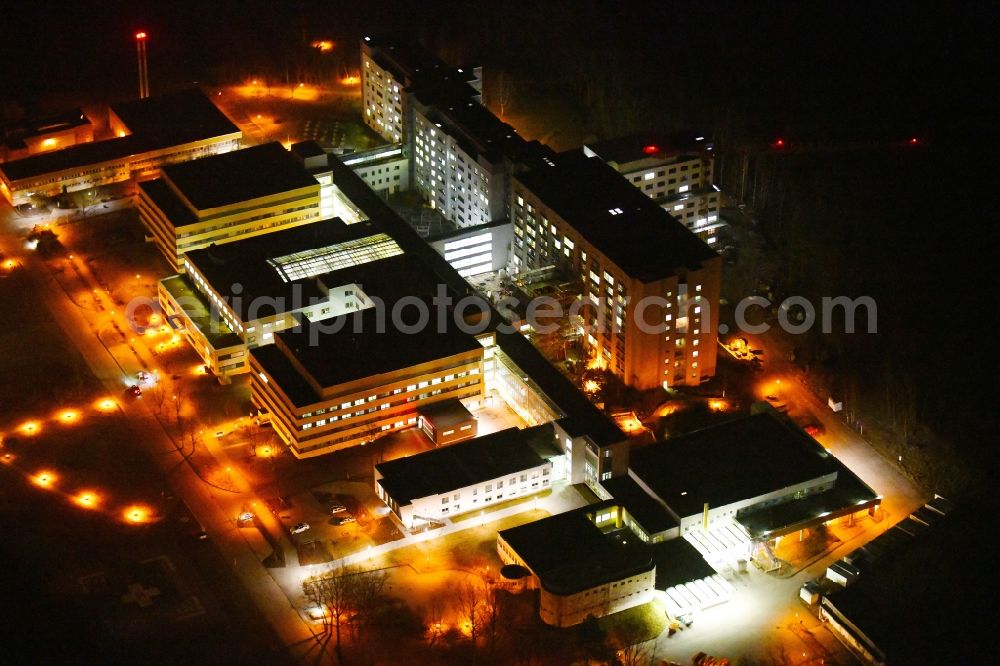 Frankfurt (Oder) at night from the bird perspective: Night lighting Hospital grounds of the Clinic Klinikum Frankfurt (Oder) on Muellroser Chaussee in the district Markendorf in Frankfurt (Oder) in the state Brandenburg, Germany