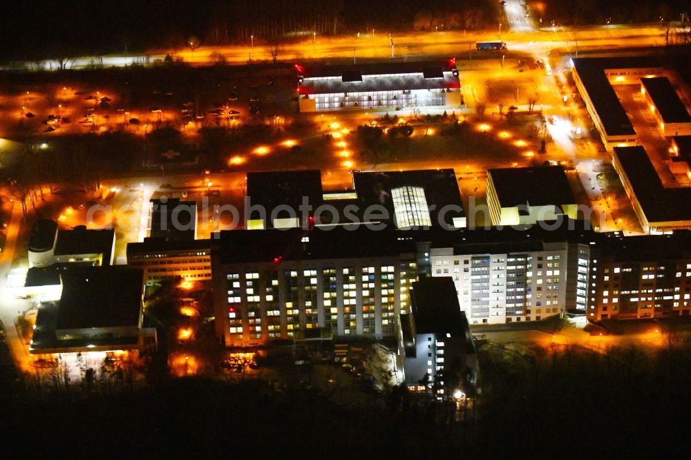 Frankfurt (Oder) at night from above - Night lighting Hospital grounds of the Clinic Klinikum Frankfurt (Oder) on Muellroser Chaussee in the district Markendorf in Frankfurt (Oder) in the state Brandenburg, Germany