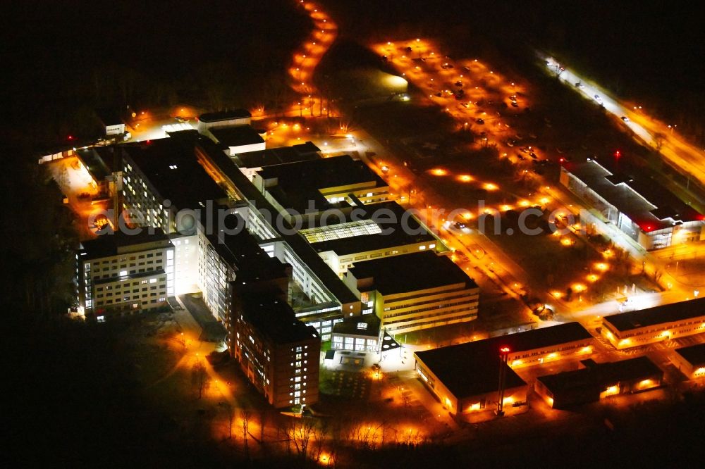 Frankfurt (Oder) at night from the bird perspective: Night lighting Hospital grounds of the Clinic Klinikum Frankfurt (Oder) on Muellroser Chaussee in the district Markendorf in Frankfurt (Oder) in the state Brandenburg, Germany