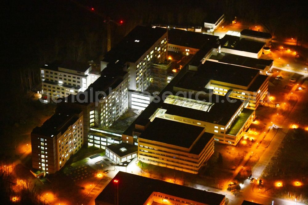 Aerial image at night Frankfurt (Oder) - Night lighting Hospital grounds of the Clinic Klinikum Frankfurt (Oder) on Muellroser Chaussee in the district Markendorf in Frankfurt (Oder) in the state Brandenburg, Germany