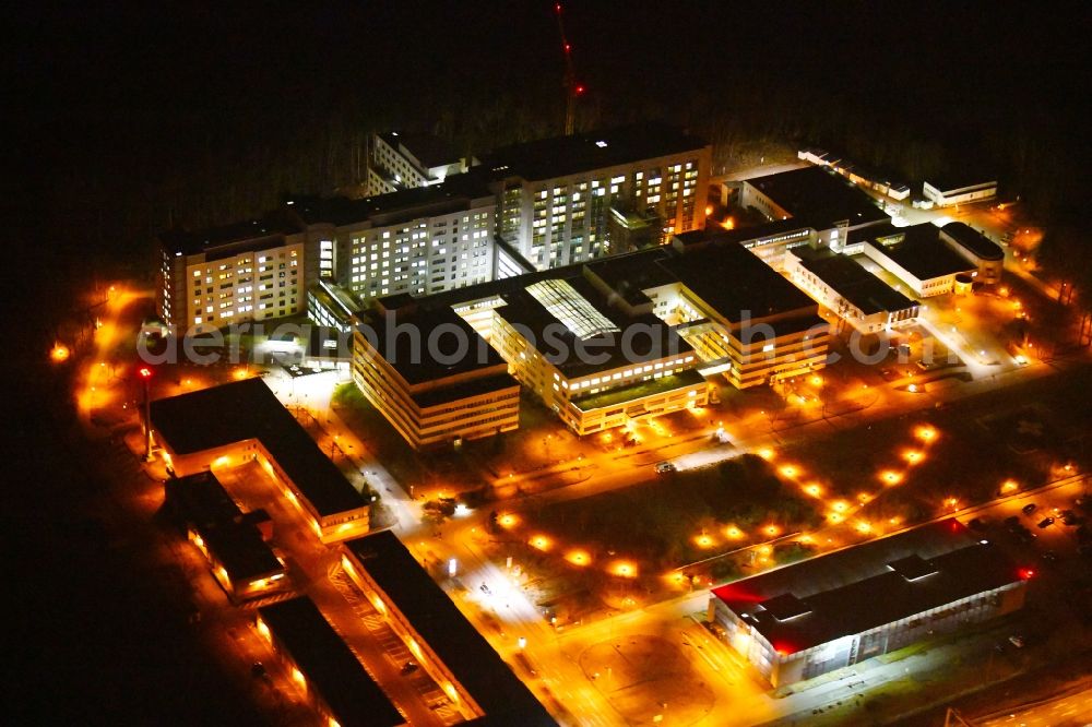 Frankfurt (Oder) at night from the bird perspective: Night lighting Hospital grounds of the Clinic Klinikum Frankfurt (Oder) on Muellroser Chaussee in the district Markendorf in Frankfurt (Oder) in the state Brandenburg, Germany