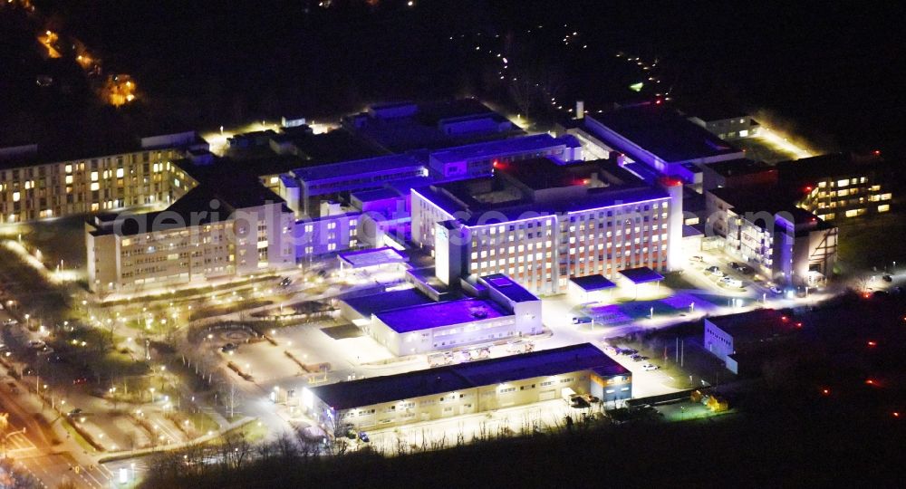 Magdeburg at night from the bird perspective: Night lighting Hospital grounds of the Clinic Klinikum Magdeburg an der Birkenallee in the district Neu Olvenstedt in Magdeburg in the state Saxony-Anhalt