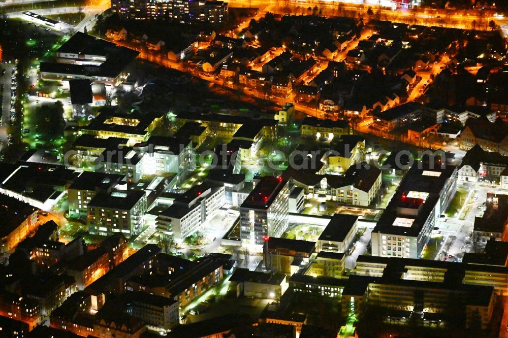 Nürnberg at night from the bird perspective: Night lighting hospital grounds of the Clinic Klinikum Nuernberg Nord, Nordklinikum in Nuremberg in the state Bavaria, Germany