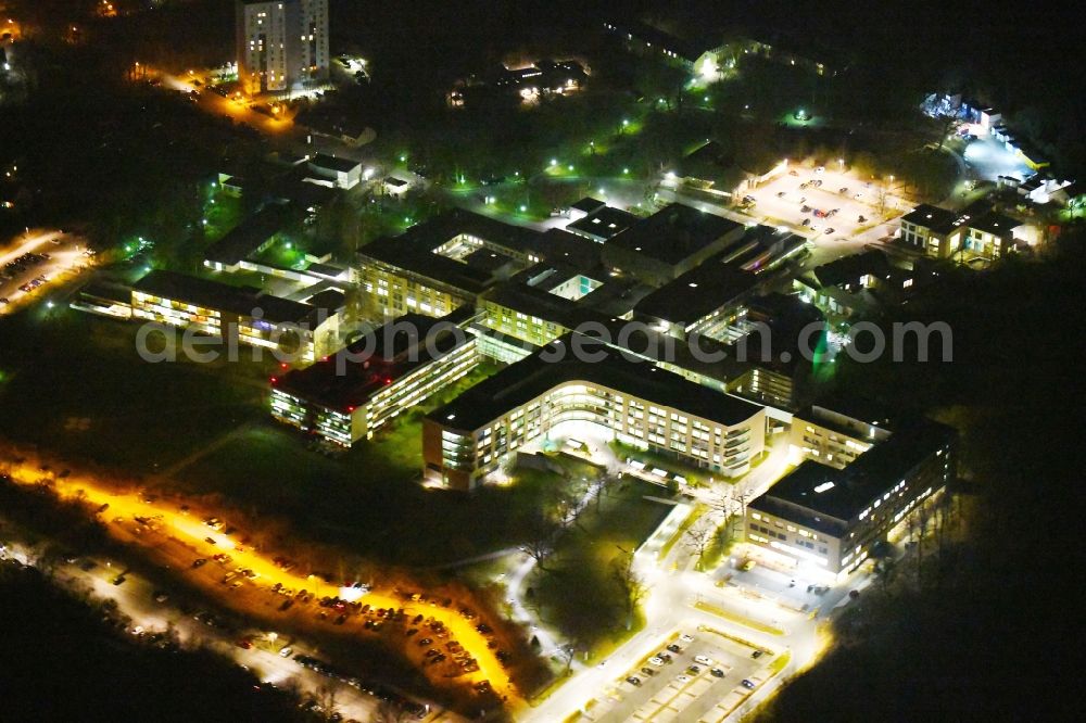 Wolfsburg at night from above - Night lighting Hospital grounds of the Clinic Klinikum Wolfsburg Klinik fuer Kinder- and Jugendmedizin and Psychosomatik on Sauerbruchstrasse in Wolfsburg in the state Lower Saxony, Germany