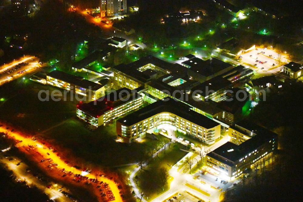 Wolfsburg at night from the bird perspective: Night lighting Hospital grounds of the Clinic Klinikum Wolfsburg Klinik fuer Kinder- and Jugendmedizin and Psychosomatik on Sauerbruchstrasse in Wolfsburg in the state Lower Saxony, Germany