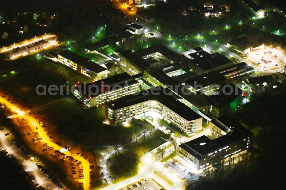 Aerial photograph at night Wolfsburg - Night lighting Hospital grounds of the Clinic Klinikum Wolfsburg Klinik fuer Kinder- and Jugendmedizin and Psychosomatik on Sauerbruchstrasse in Wolfsburg in the state Lower Saxony, Germany