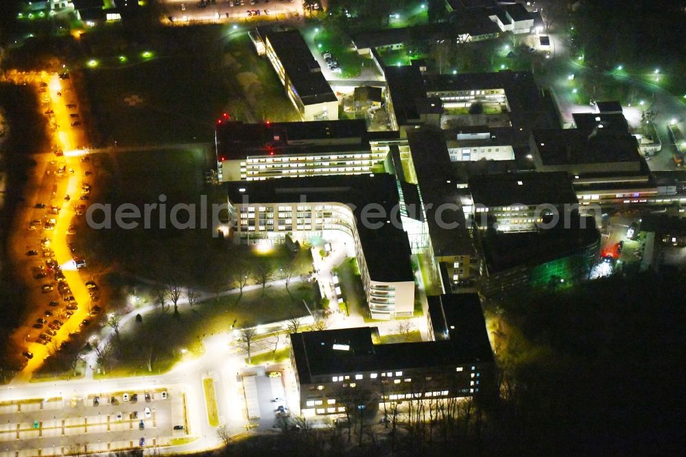 Aerial image at night Wolfsburg - Night lighting Hospital grounds of the Clinic Klinikum Wolfsburg Klinik fuer Kinder- and Jugendmedizin and Psychosomatik on Sauerbruchstrasse in Wolfsburg in the state Lower Saxony, Germany