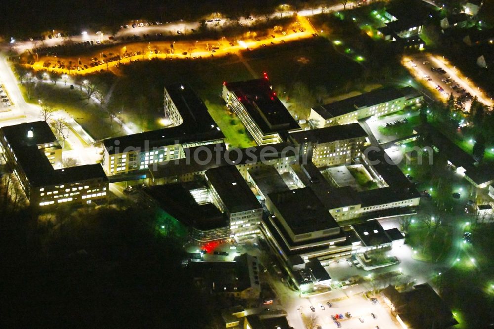 Wolfsburg at night from above - Night lighting Hospital grounds of the Clinic Klinikum Wolfsburg Klinik fuer Kinder- and Jugendmedizin and Psychosomatik on Sauerbruchstrasse in Wolfsburg in the state Lower Saxony, Germany