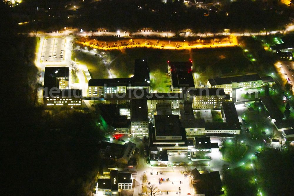 Wolfsburg at night from the bird perspective: Night lighting Hospital grounds of the Clinic Klinikum Wolfsburg Klinik fuer Kinder- and Jugendmedizin and Psychosomatik on Sauerbruchstrasse in Wolfsburg in the state Lower Saxony, Germany